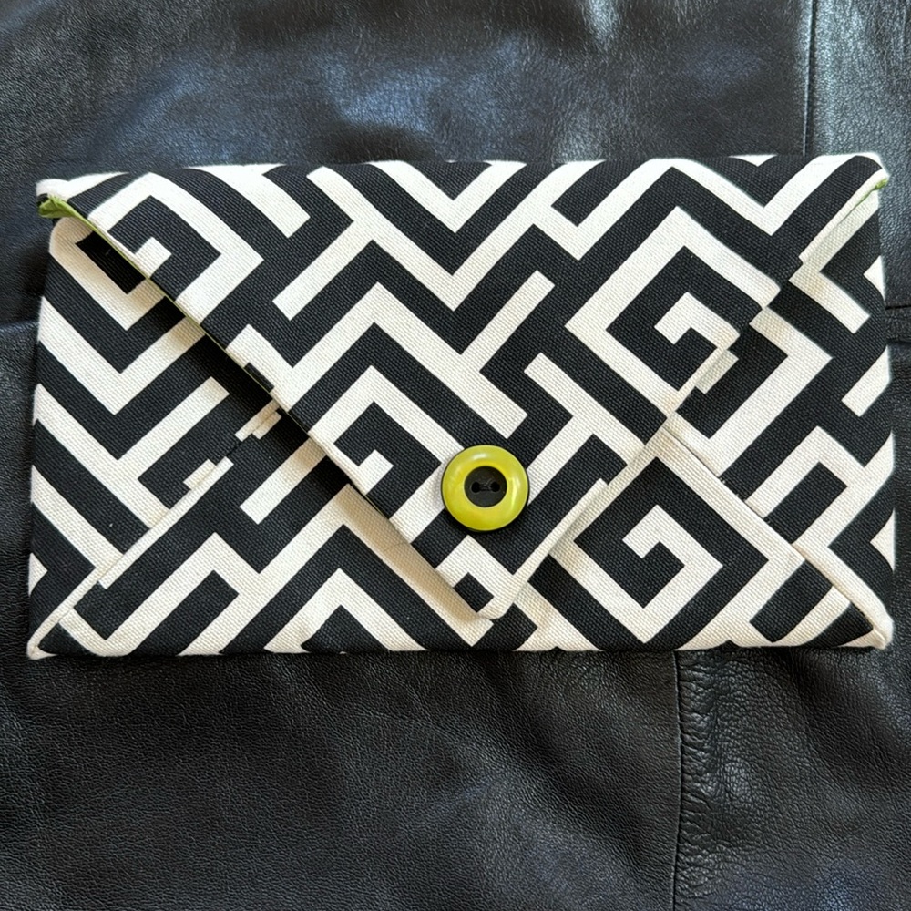 Black /White Geometric Print Clutch